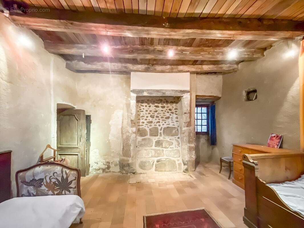Prieuré du XVe siècle comportant un manoir, une maison d'habitation et une grange - photo 9