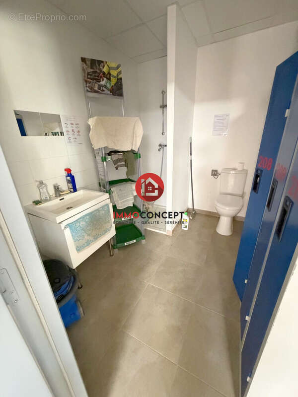 Commerce à LAUDUN-L'ARDOISE