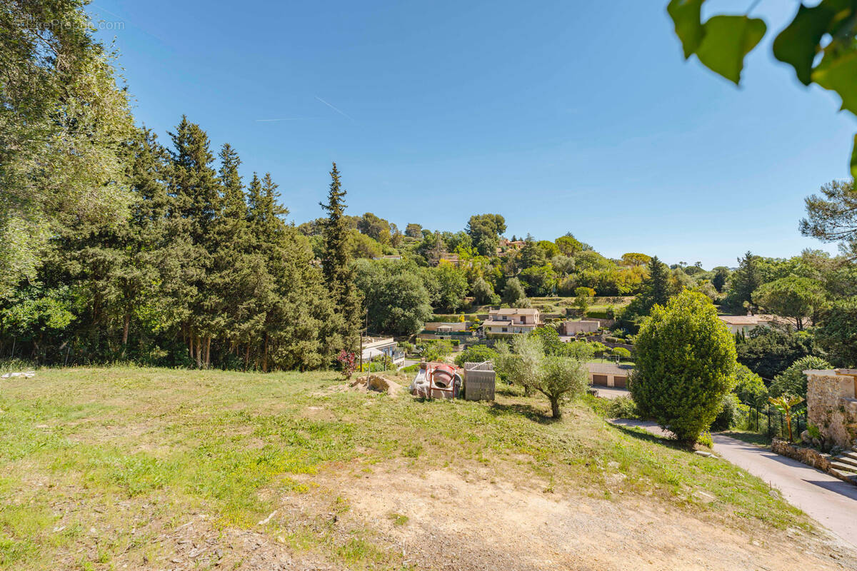 Terrain à MOUGINS