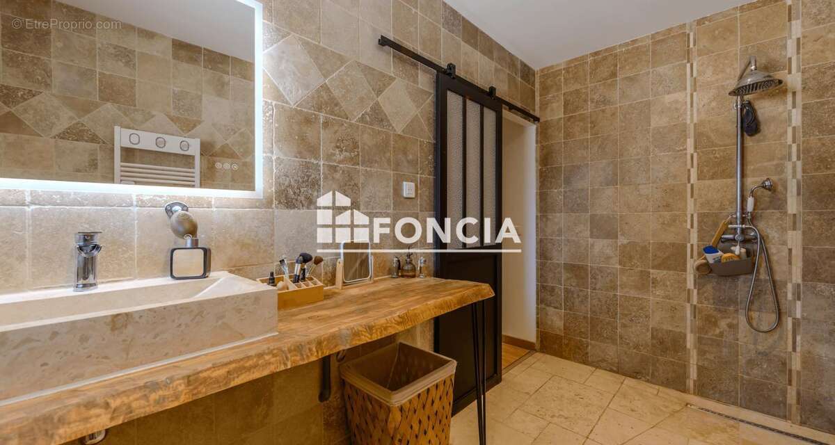 Exclusivité FONCIA, Mas de 138 m2 sur terrain de 700 m2 avec VUE sur les champs de lavande et GARAGE privatif - photo 11