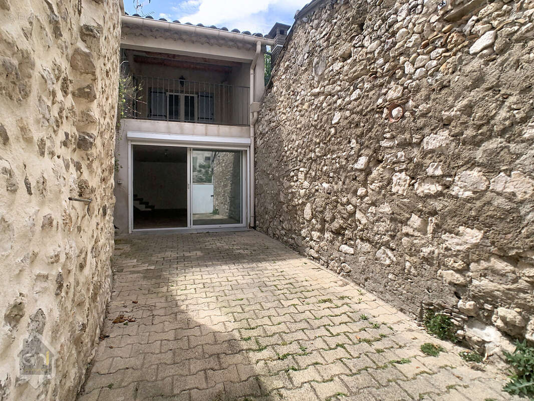 Maison de Village avec cour et terrasse - photo 4