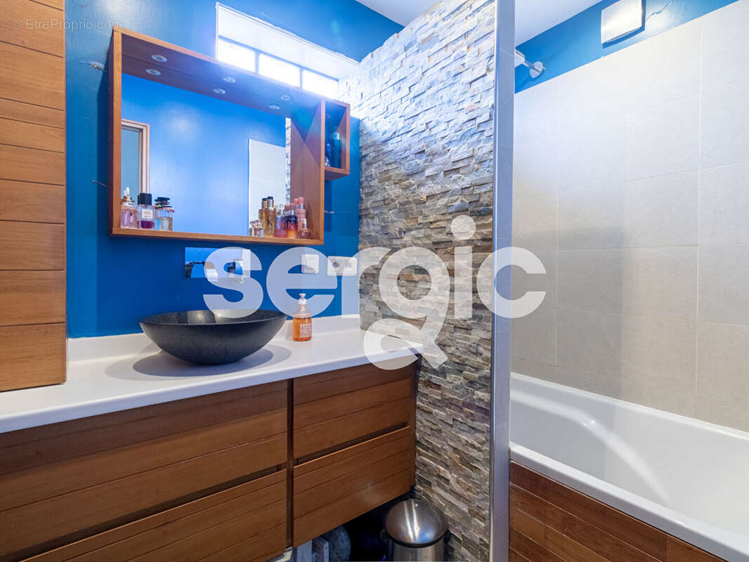 Appartement à COURBEVOIE