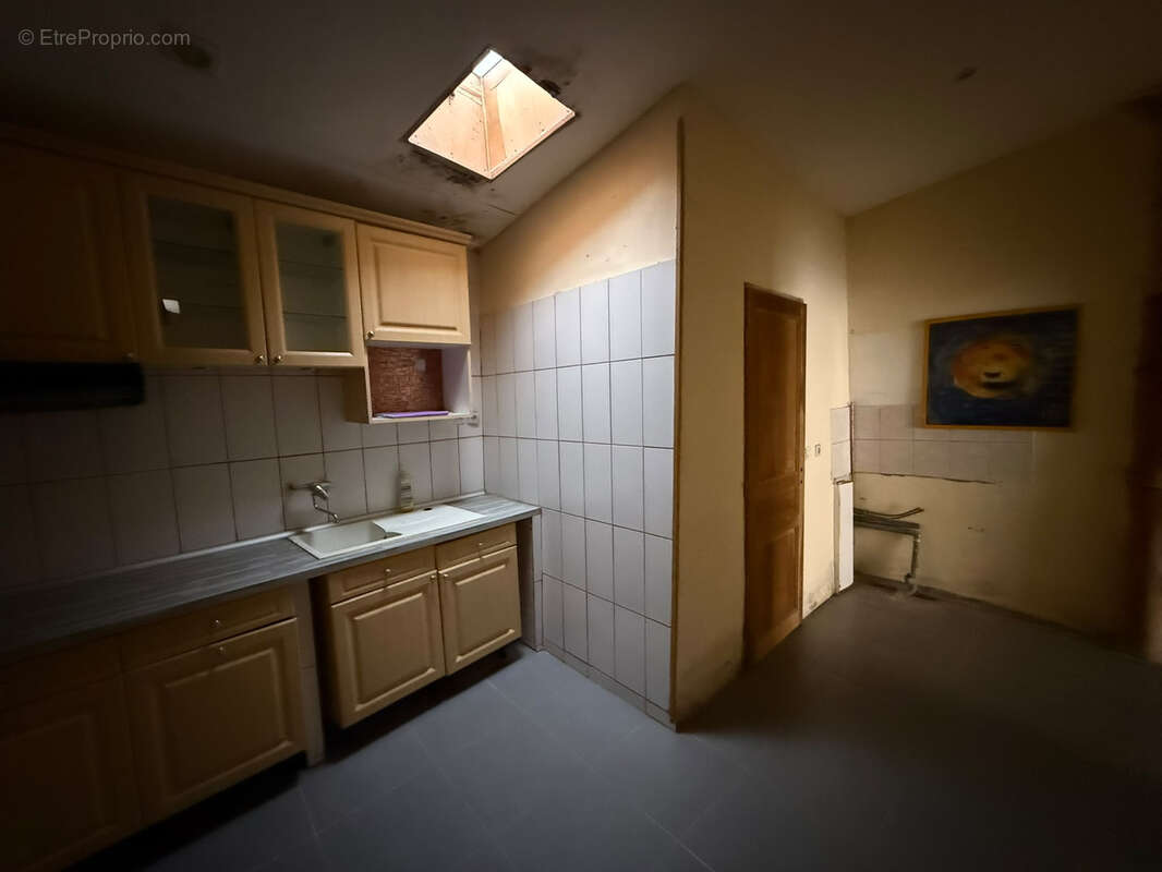 Garage de 45m2 avec kitchenette , et espace sanitaire , proche centre- ville - photo 4