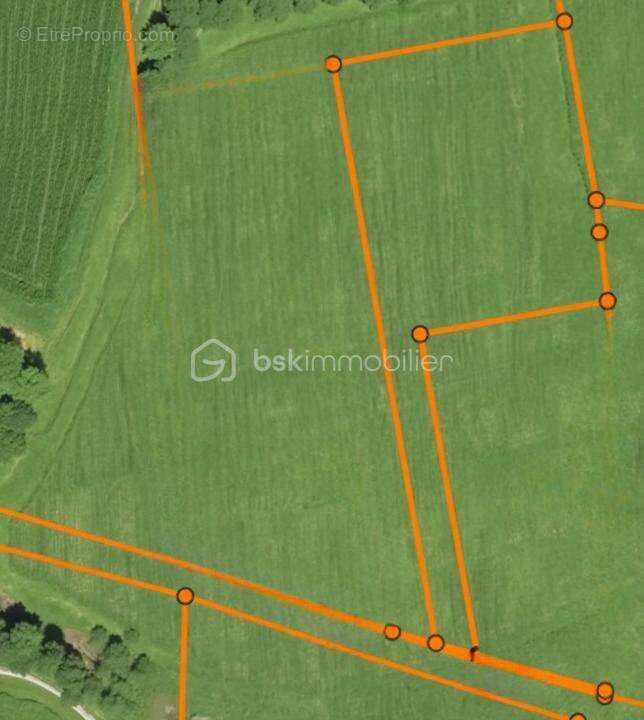 Terrain à CARROUGES