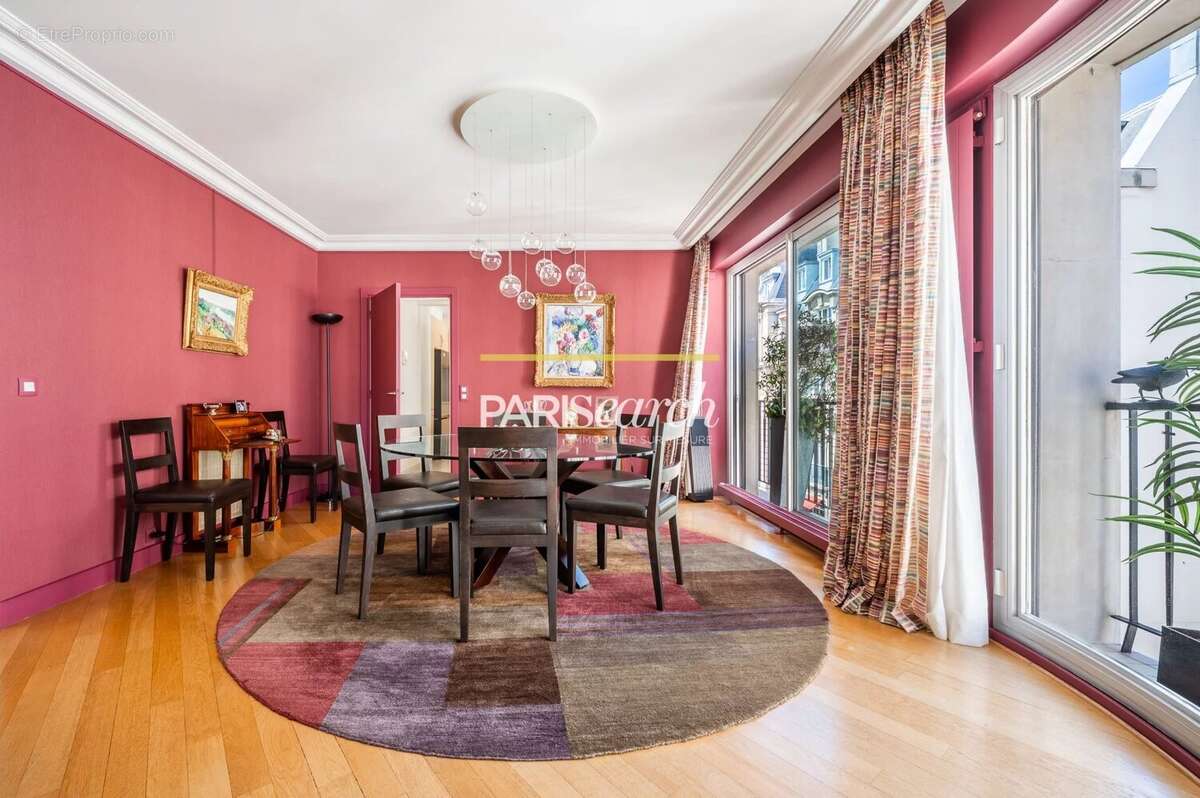 Appartement à PARIS-16E