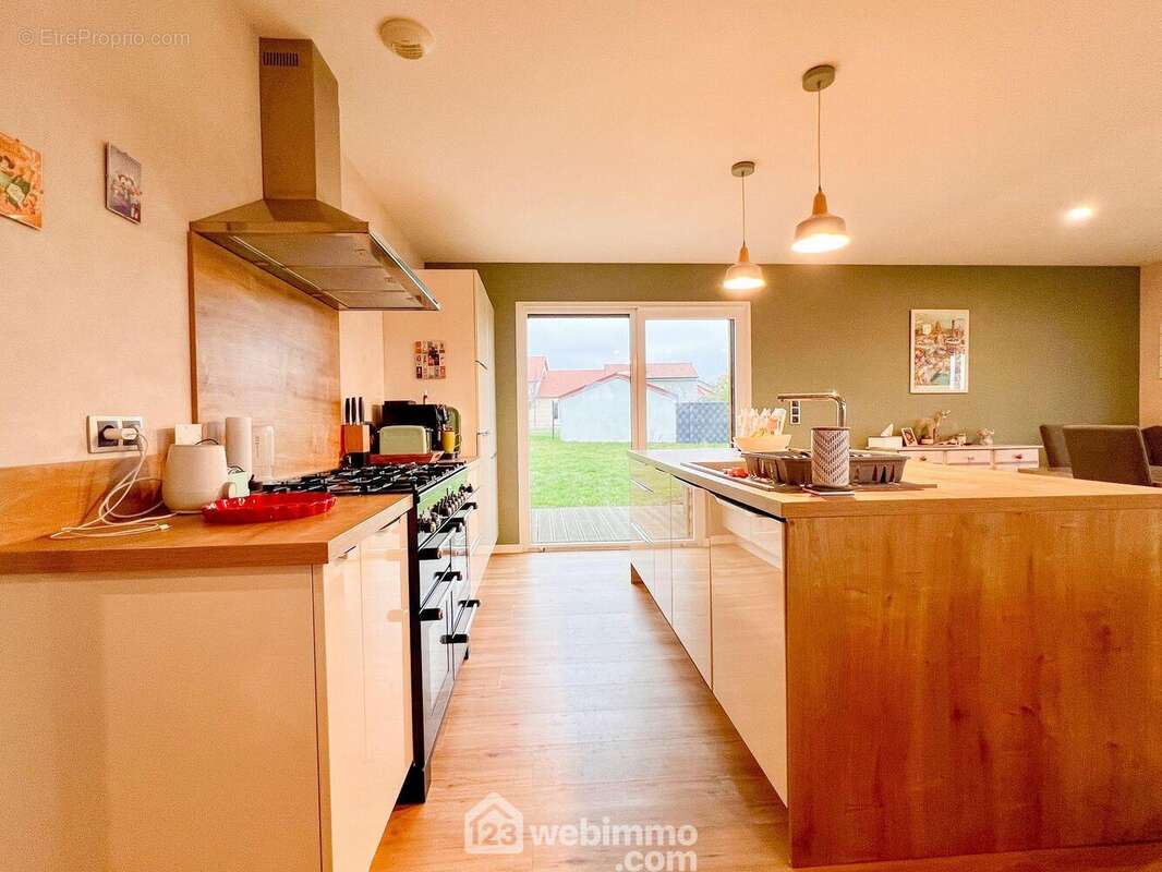 Cuisine entièrement équipée, de qualité, fonctionnelle avec beaucoup de rangement et piano de cuisson inclus - Maison à BRAS-SUR-MEUSE