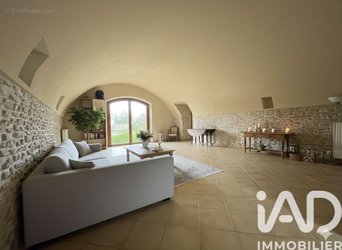 Maison 243 m² à Gressey  - photo 6