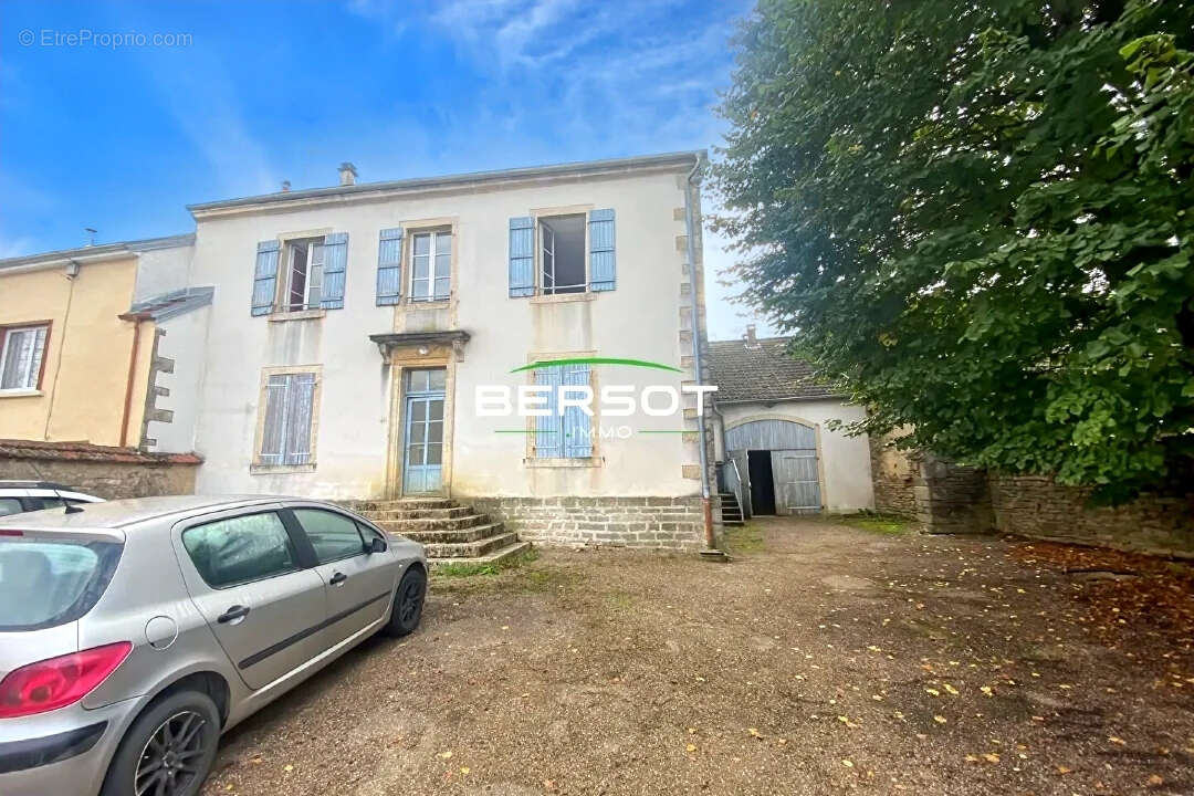 Maison à COMBEAUFONTAINE