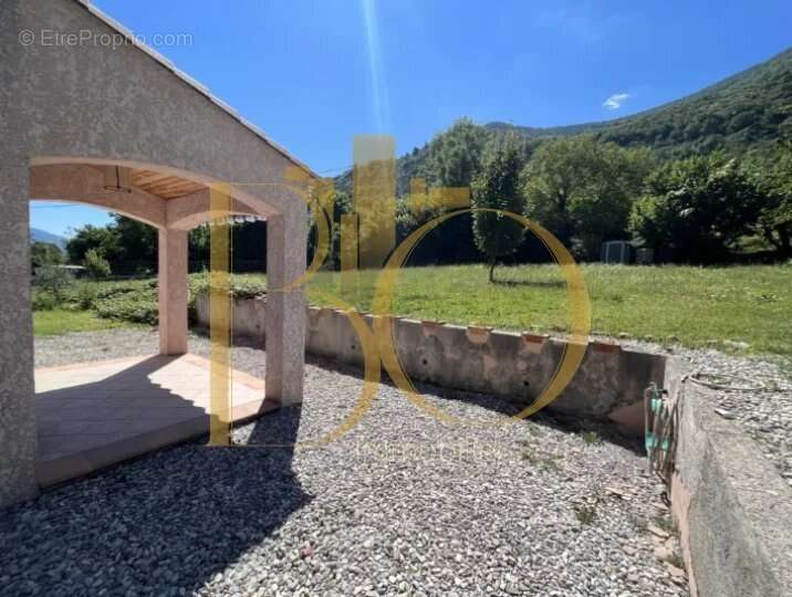 Maison à ENTREVAUX