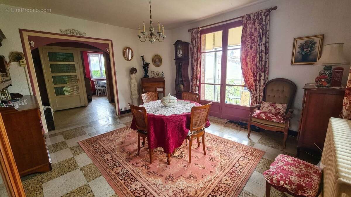 Maison familiale avec beau potentiel – 108 m² habitables – 4 à 5 chambres possibles – Garage – Terrain clos de 396 m² - photo 8