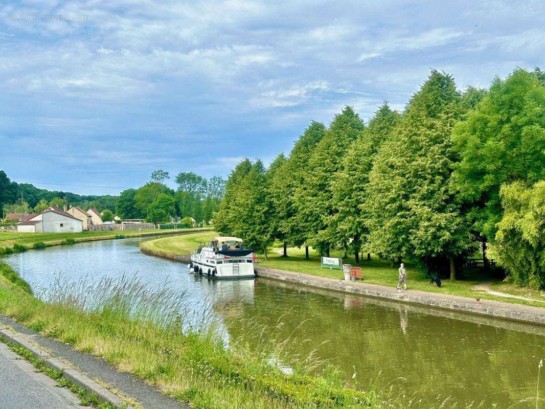 Commerce à OUZOUER-SUR-TREZEE