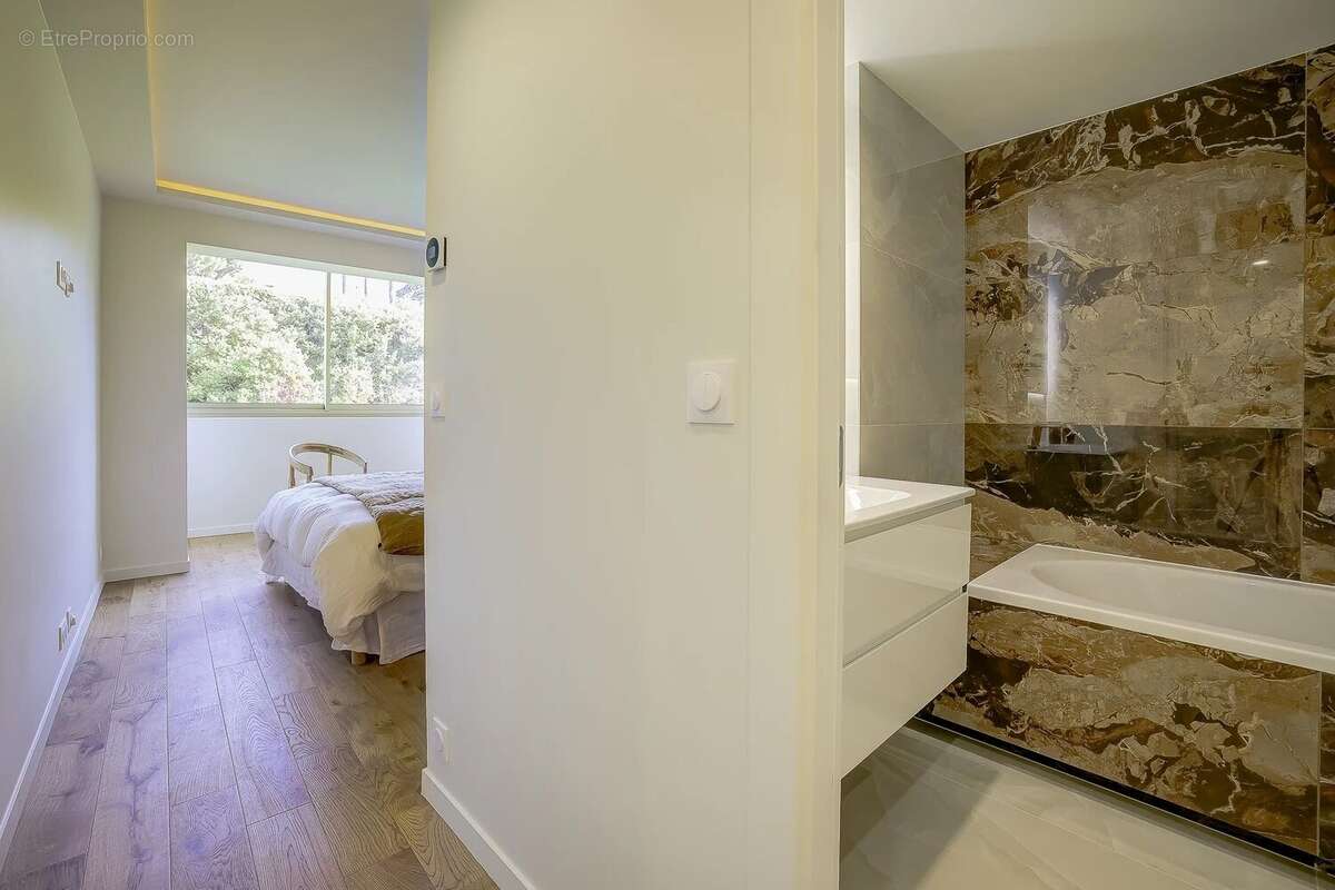 Cannes, Basse Californie - Appartement 4 pièces vue mer  111 m² - photo 24