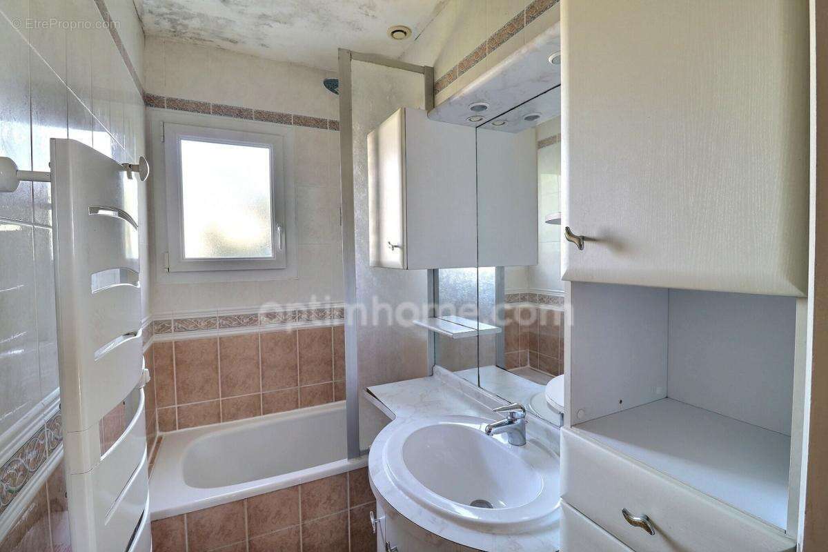 VALLONS-DE-L'ERDRE – Maison familiale T7 (126 m²) au calme : Énergie auto-financée et vie à pied ! - photo 14