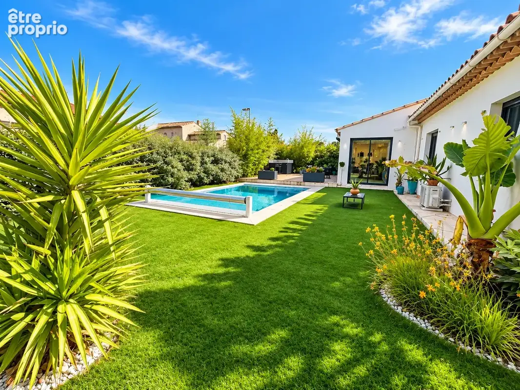 Villa d'architecte de 160m2 à proximité immédiate des plages et pinède du Pin-Rolland - photo 2
