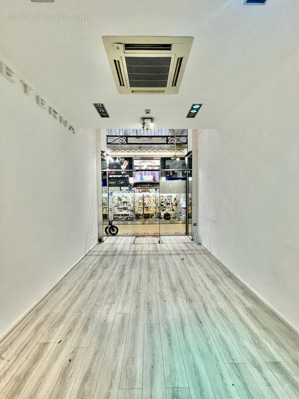 Commerce à PARIS-8E