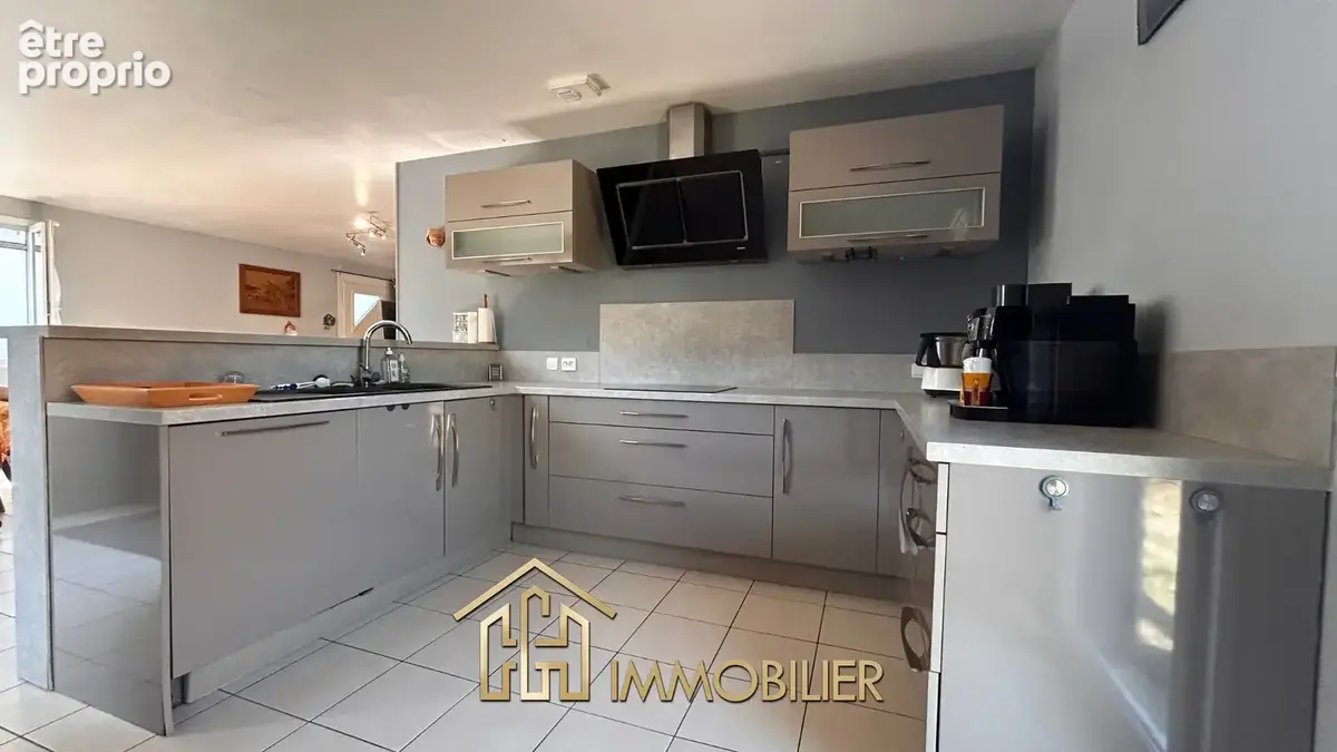 Ici, tout est réuni pour profiter d'une maison facile à vivre : un seul niveau, trois chambres, une pièce de v - photo 3