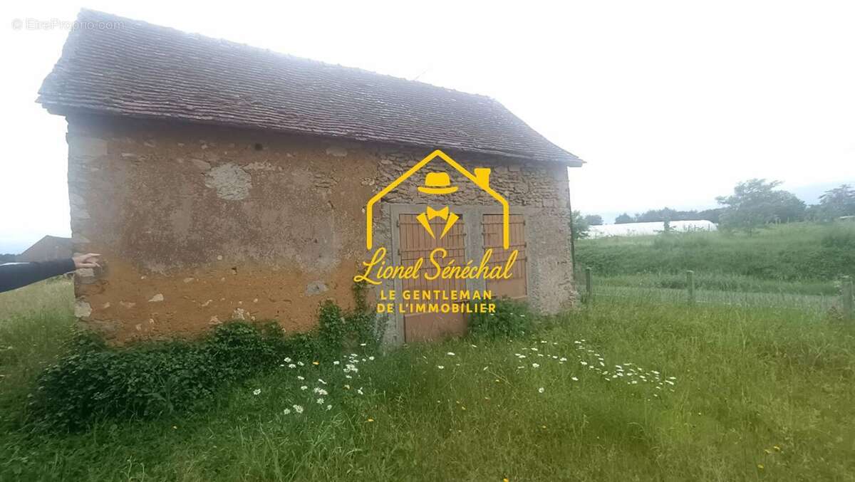 Bâtiments de stockage / Granges sur une parcelle agricole de plus de 5 000 m2 - photo 5