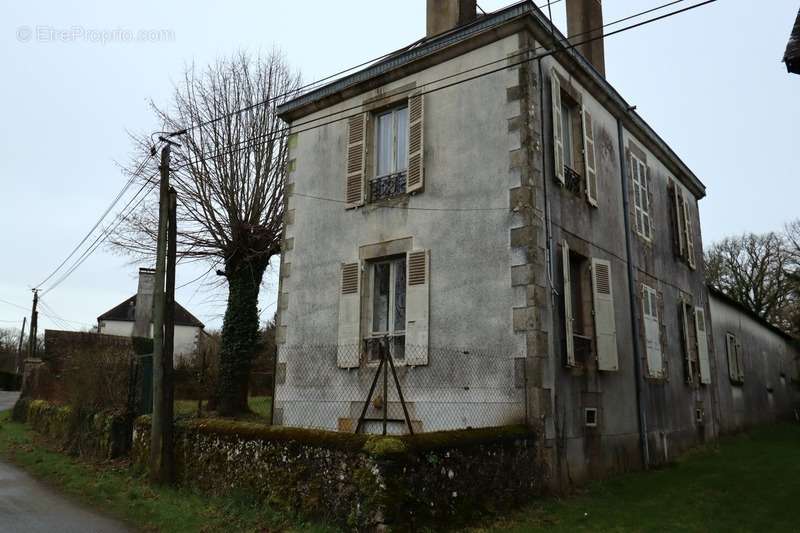 Maison à MAILHAC-SUR-BENAIZE