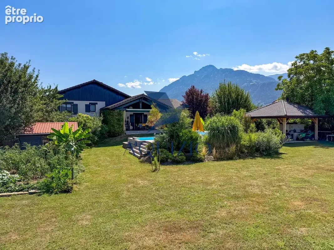 Propriété familiale de 173 m2   Plus de 2 200 m2 de terrain plat, piscine et vue montagnes - photo 20