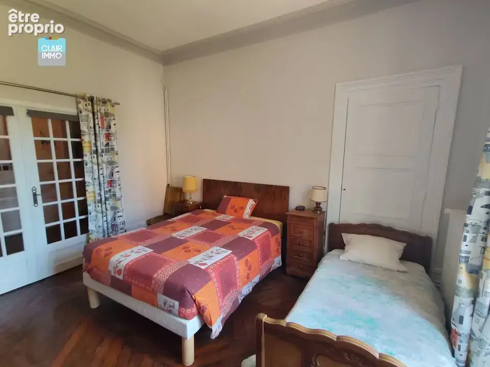 A MACON EN BOURGOGNE APPARTEMENT 8 PIECES DE 217 M² AVEC