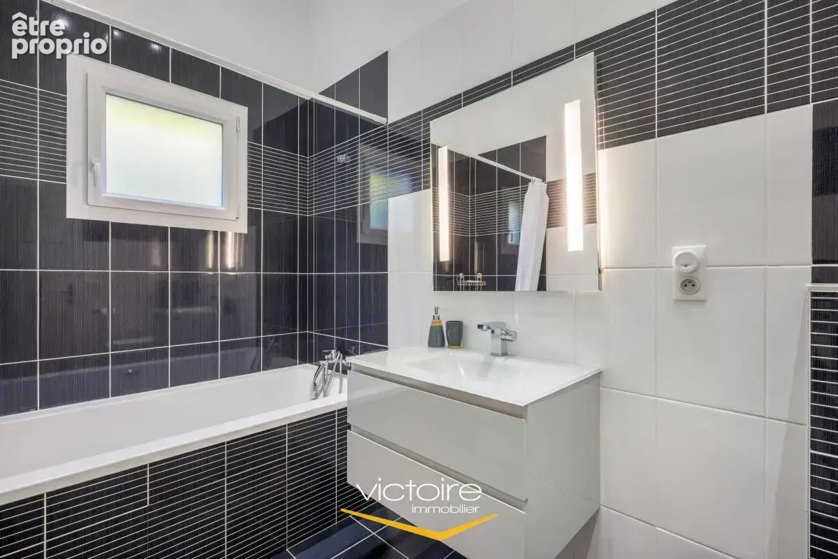 Bourgoin-Jallieu, Mozas – Maison contemporaine de 5ch, 166 m² avec vue incroyable, piscine chauffée et DPE B - photo 14