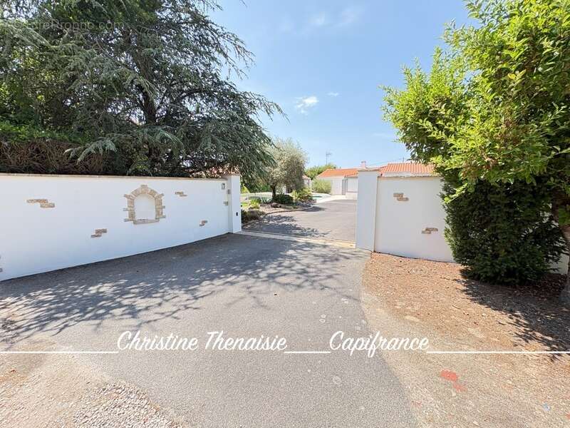 Maison à vendre 5 pièces - Plain-Pied - 3 chambres - 2 salles d'eau - 3 wc - Piscine couverte - 2 garages SAINT HILAIRE DE RIEZ  - photo 7
