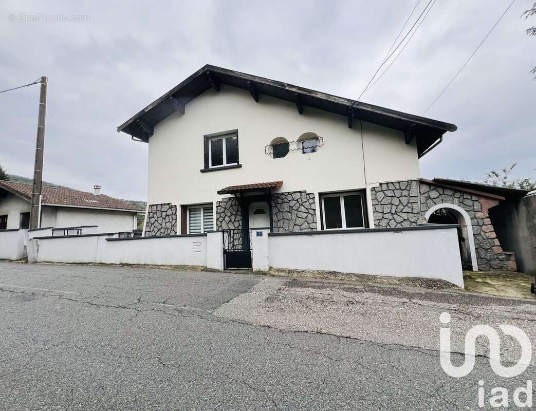 Photo 2 - Maison à LE CHAMBON-FEUGEROLLES