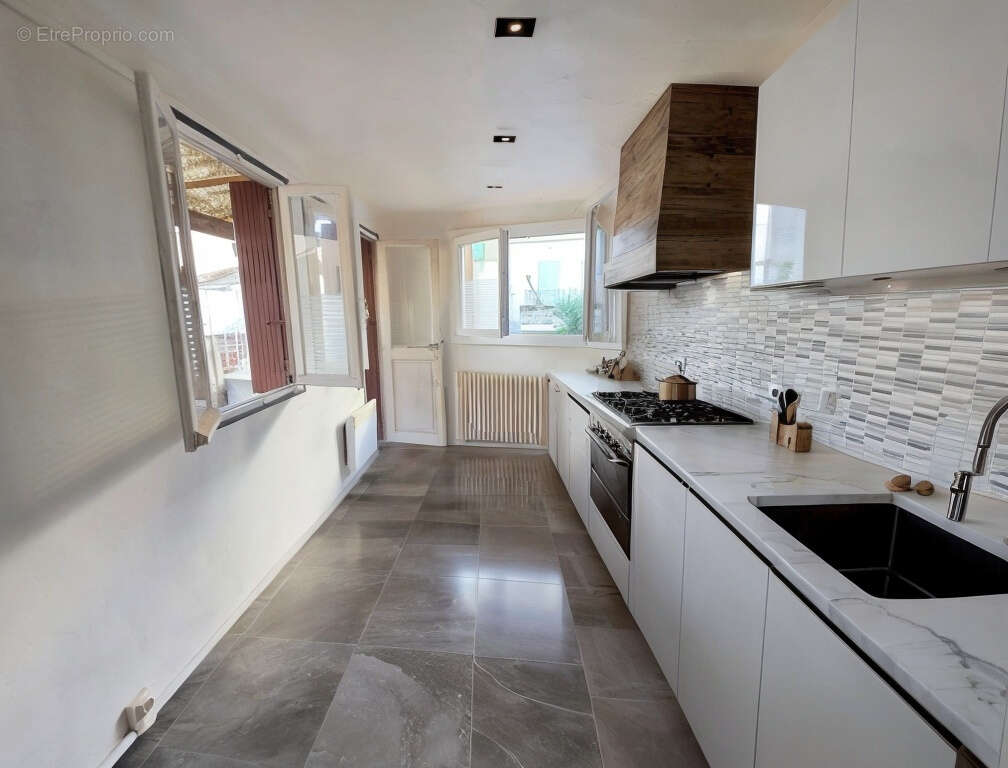 Maison à SAINT-MITRE-LES-REMPARTS