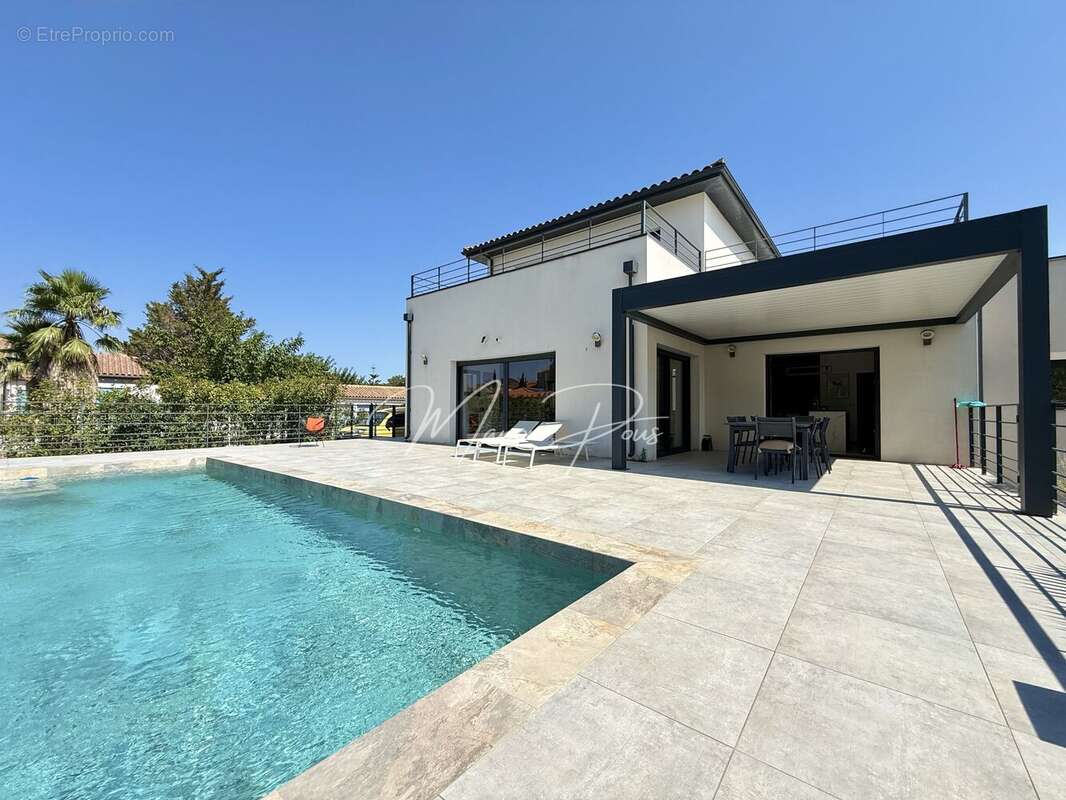 Maison 203 m² à Saint-Esteve  - photo 4