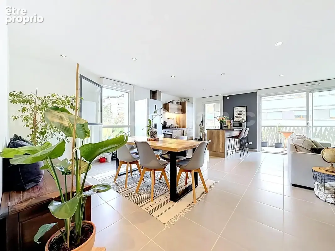 Appartement_T4_Annemasse_belle_superficie_proximitée_frontière_Suisse_tram_Ceva_direction_GENEVE_Frontaliers_Salon_Séjour_Salle_a_manger_