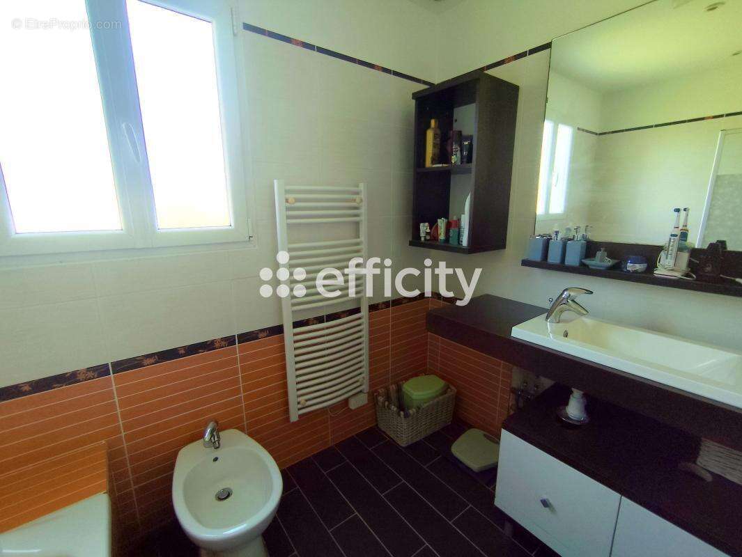 Maison 160 m² à Saint-Georges-Des-Coteaux  - photo 15