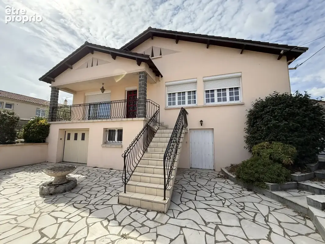 Maison à SAINT-PIERRE-DES-ECHAUBROGNES