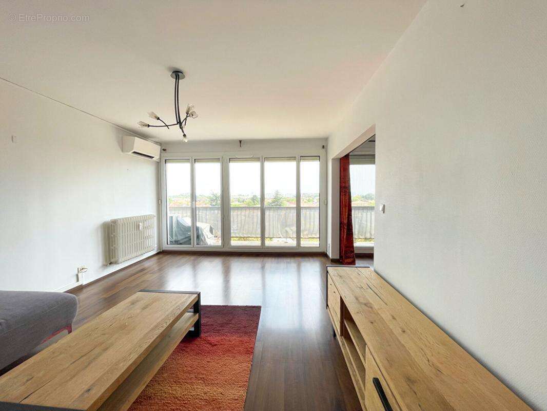 Appartement à BEAUZELLE