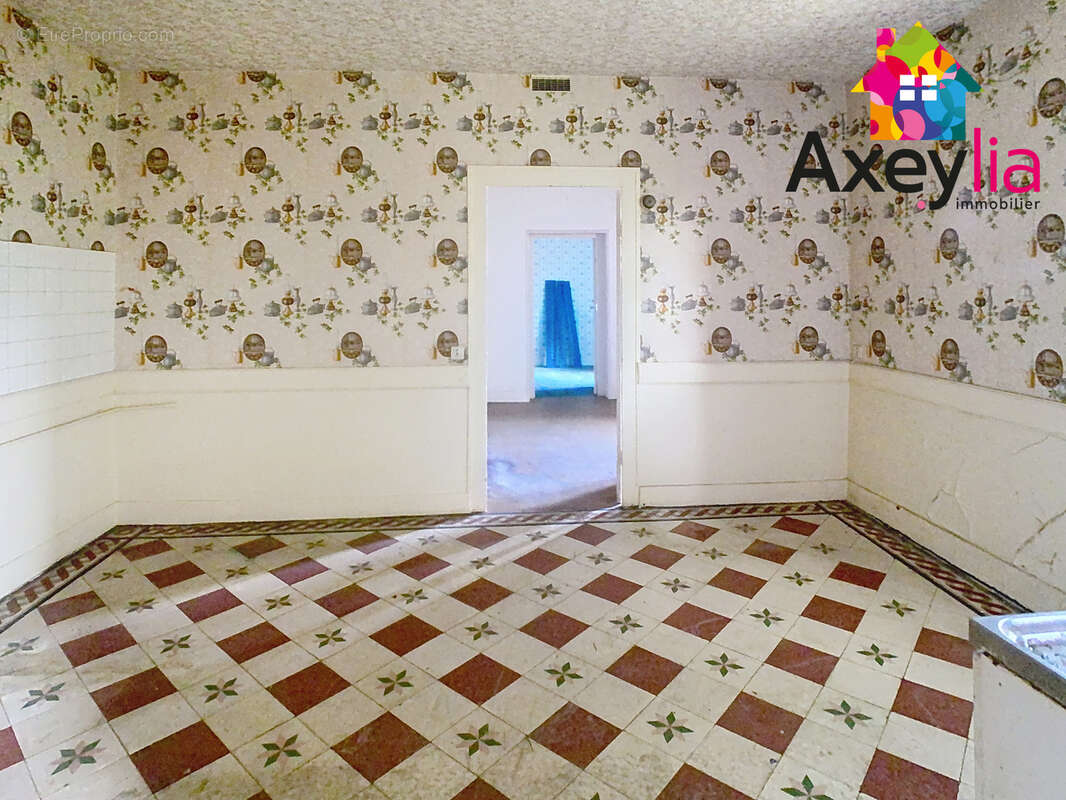A vendre- roanne- maison à rénover entièrement composée de 2 appartements - photo 5