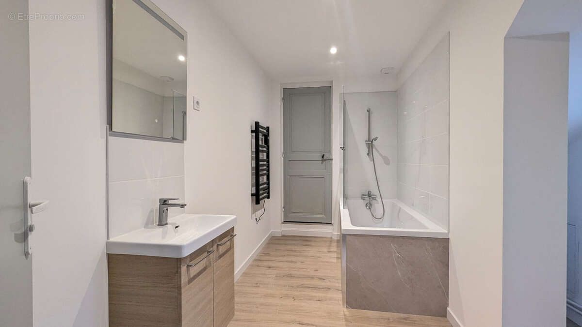 Maison familiale de 6 pièces, garage et cour. - photo 11