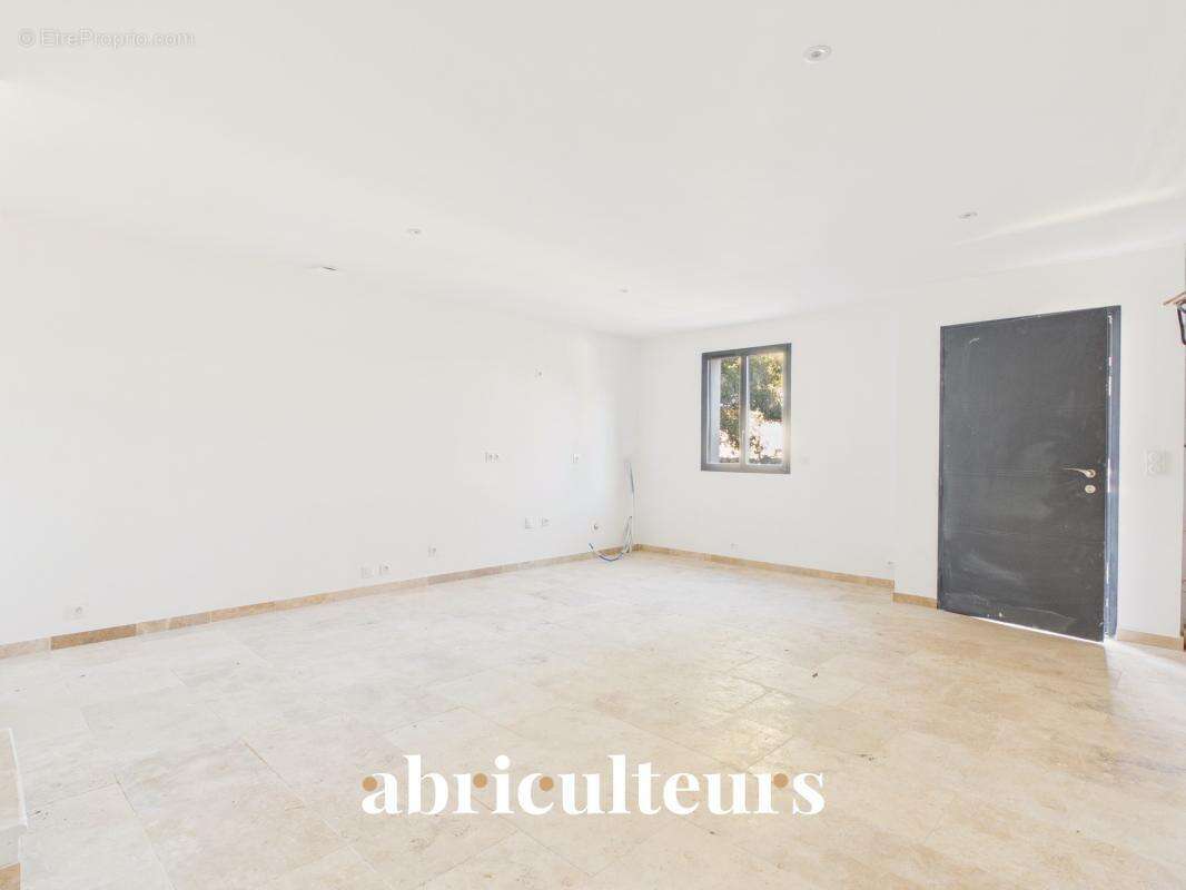 Maison de village rénovée, toutes commodités à pied en vente à Lambesc (13410) - photo 3