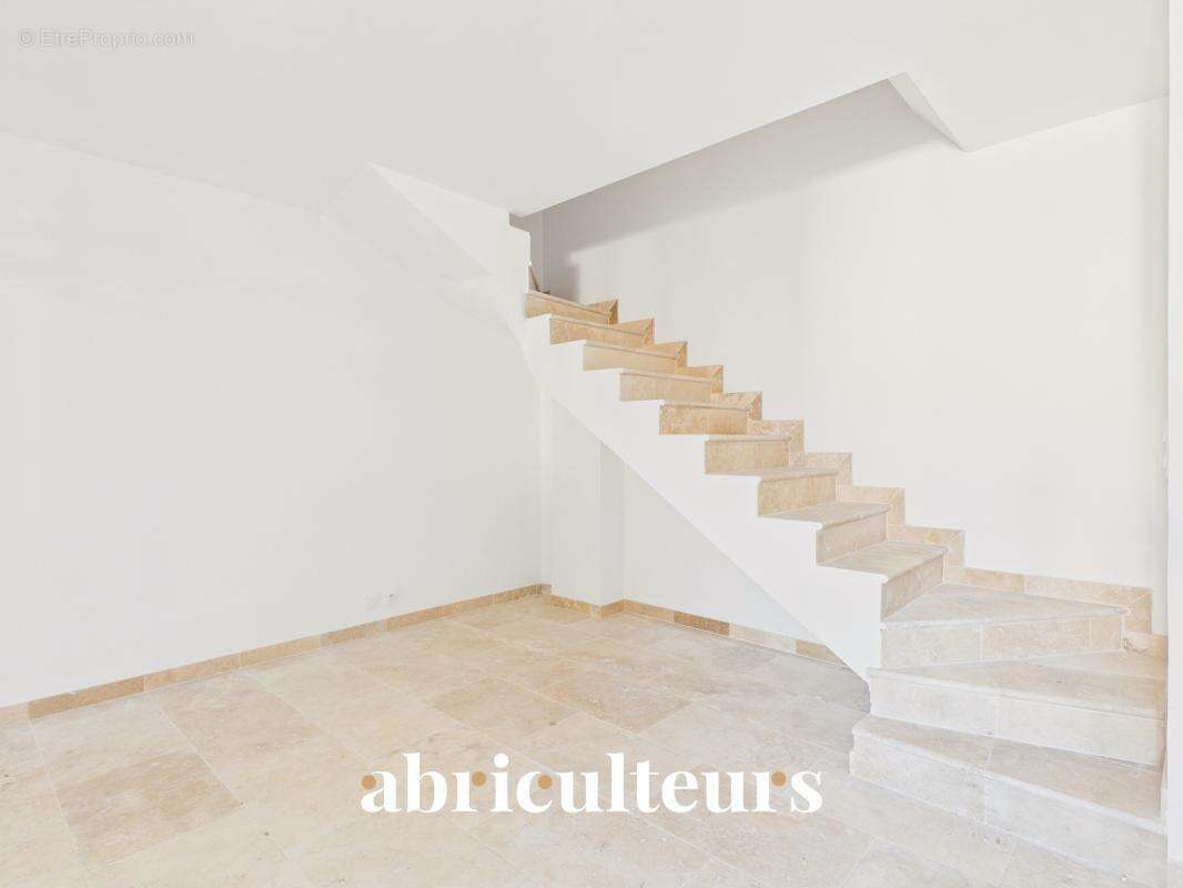 Maison de village rénovée, toutes commodités à pied en vente à Lambesc (13410) - photo 9