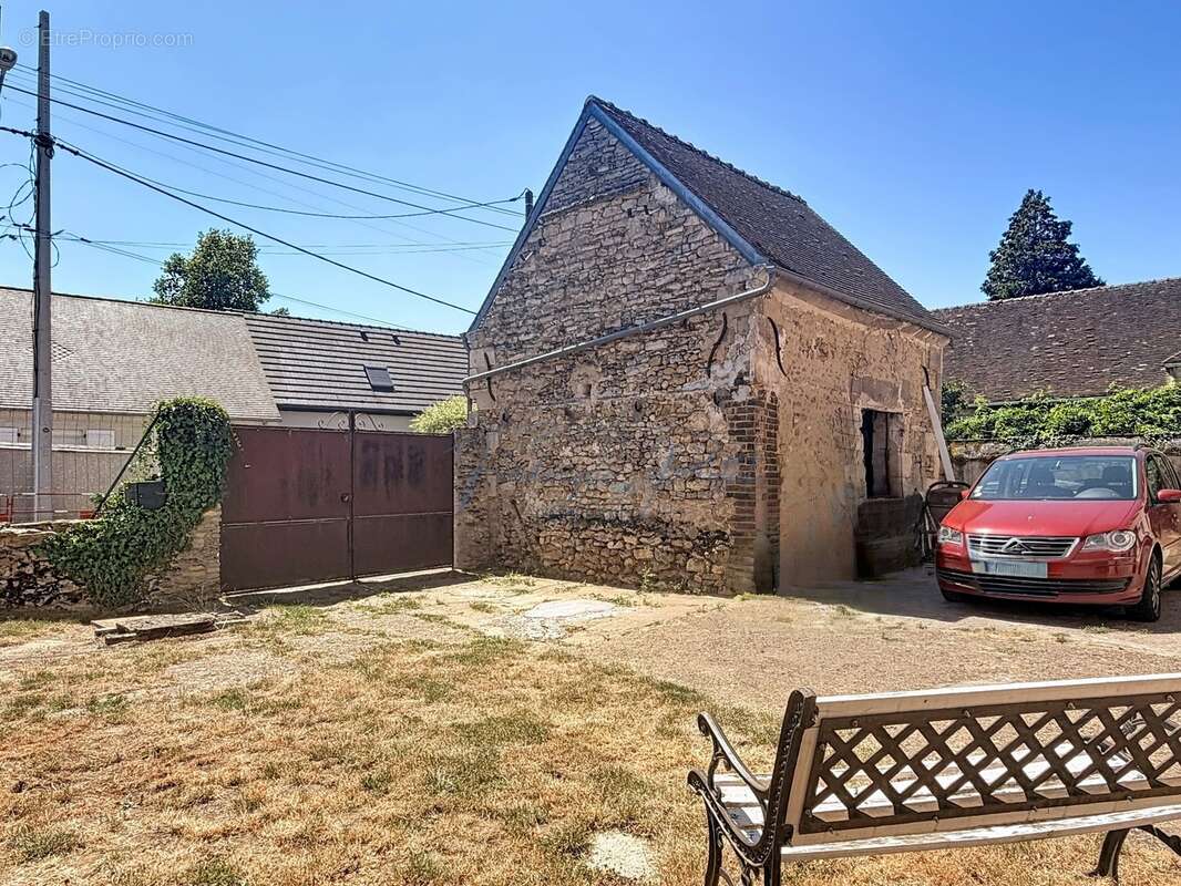  À vendre – Authentique longère de 192 m² à proximité de Clermont - photo 17