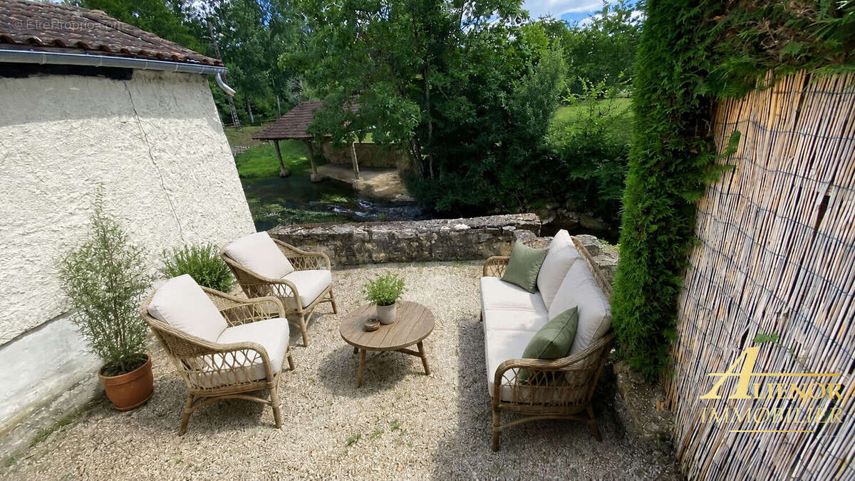 Charmante maison en pierre avec terrasse au bord de rivière - Saint-Front-la-Rivière 24300 - photo 2