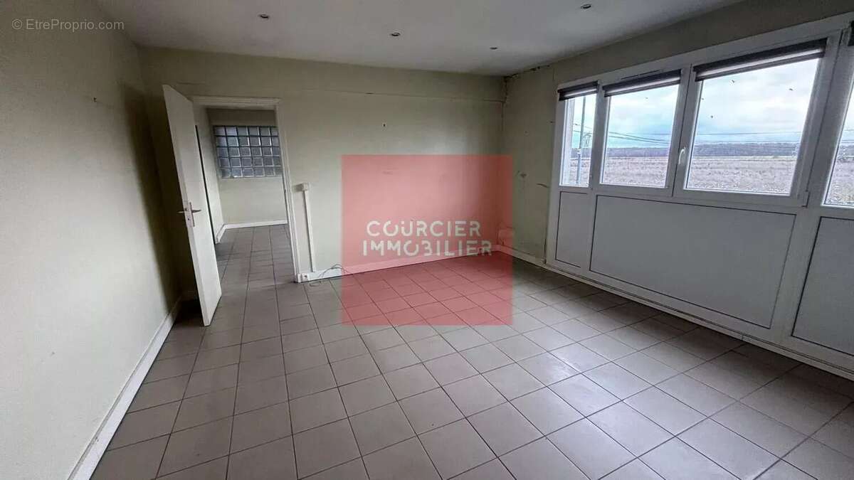 Commerce à LE MESNIL-SAINT-DENIS