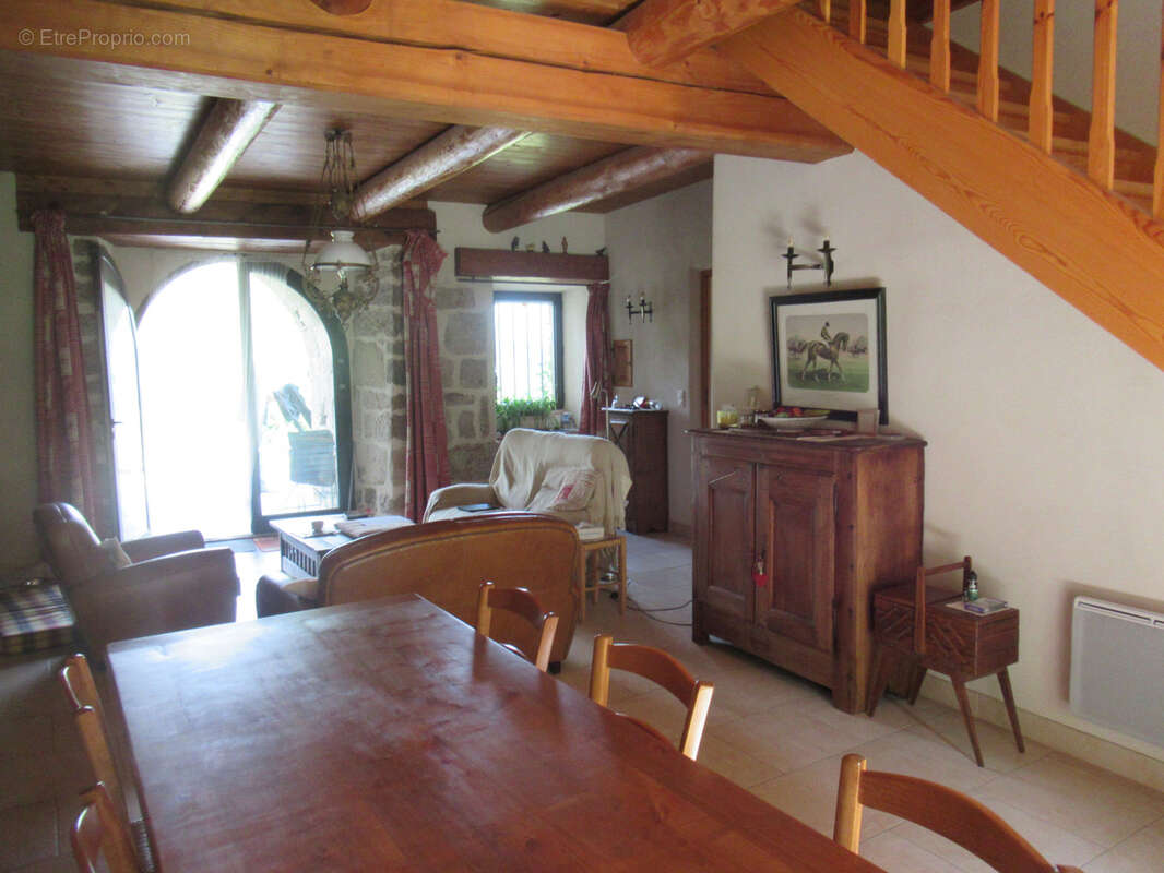 Joli corps de ferme rénové avec gîte indépendant et terrain attenant vendu entièrement meublé - photo 8