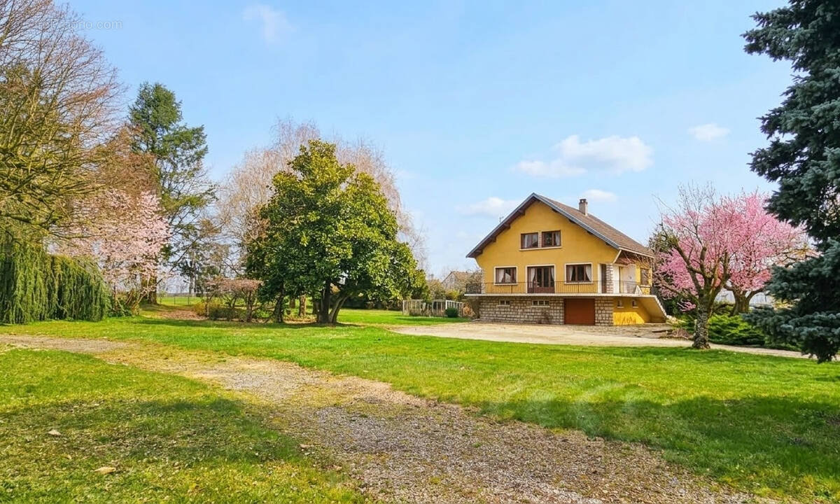 Maison à SAINT-CLAIR-DE-LA-TOUR