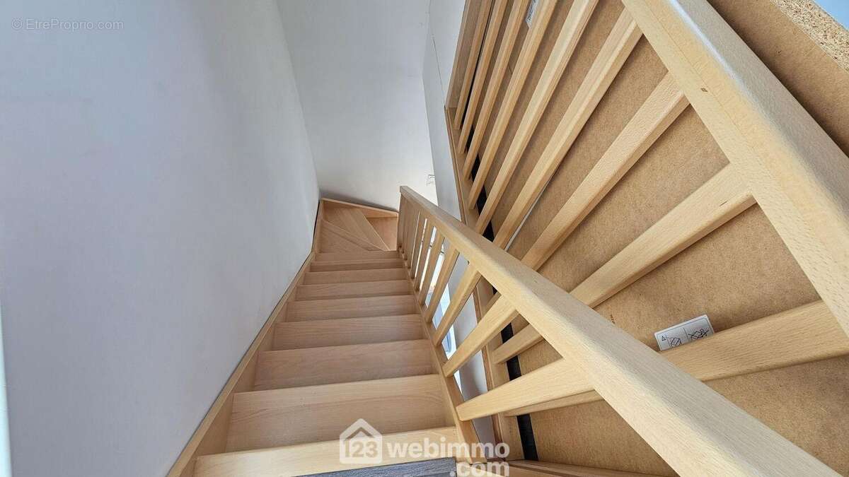 Maintenant direction le 1er étage. - Appartement à PUISEAUX