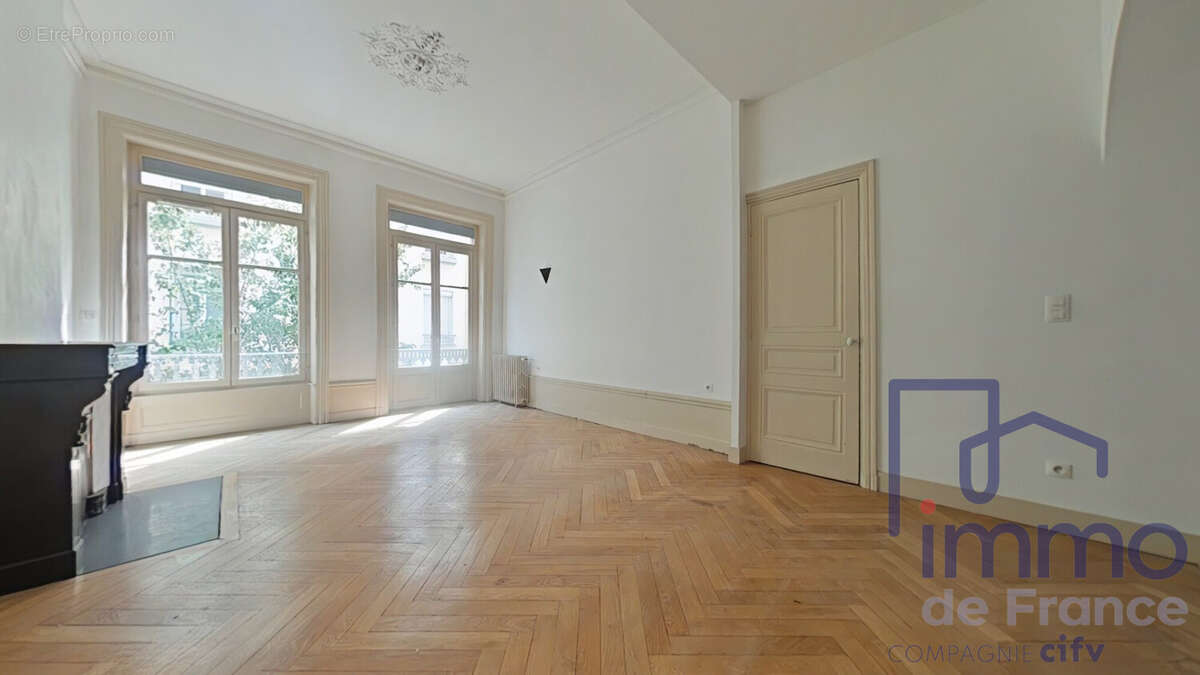 Appartement 92 m² à Saint-Etienne  - photo 2