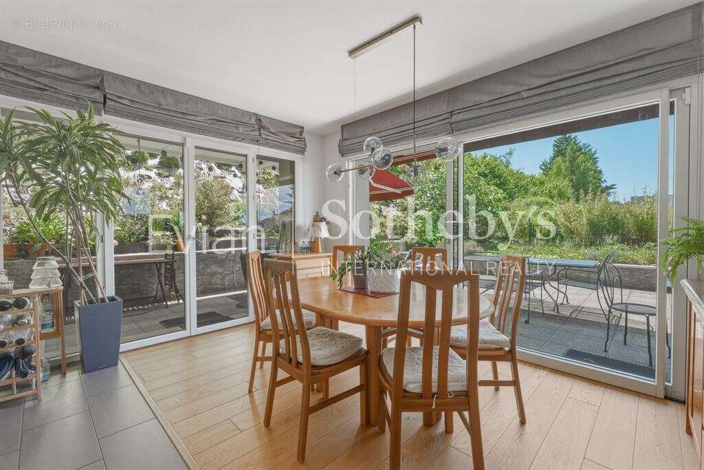 Rare, Evian, T4 en rez de jardin surélevé de 113 m2 avec vue lac et terrasse de 82 m2. - photo 17