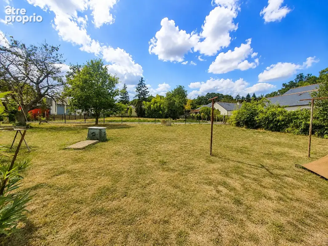 Maison à vendre à Châteauneuf Sur Sarthe jardin, sous sol et terrain constructible. - photo 7