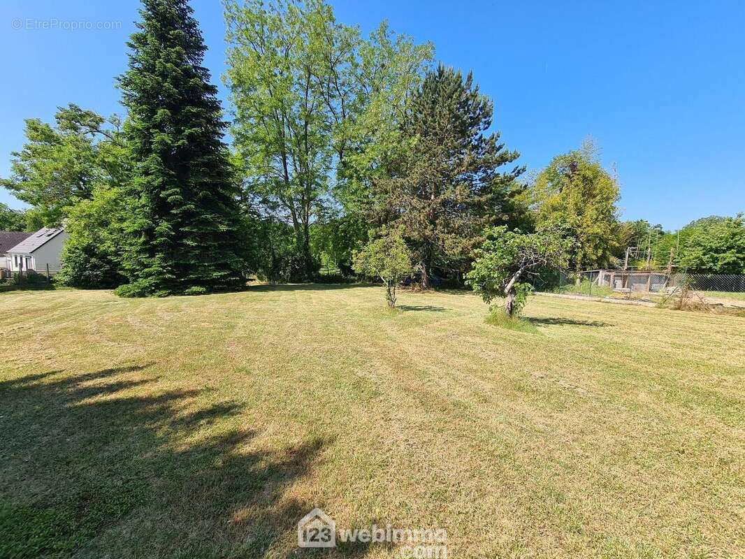 D&#039;une surface de 2463 m². - Terrain à BOUTIGNY-SUR-ESSONNE