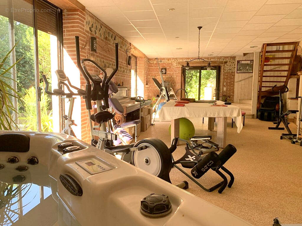 46800 Montcuq -Propriété de caractère 420 m², 11 chambres, piscine et espace bien-être sur 2,5 ha - photo 13