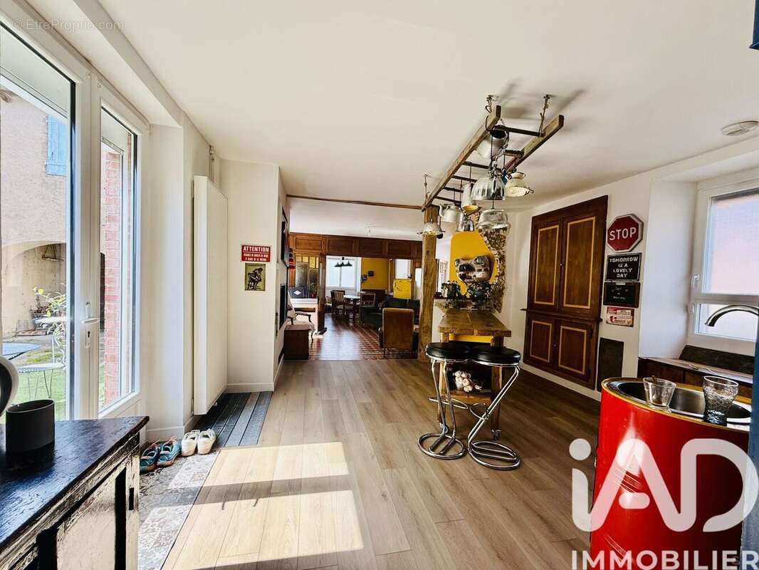 Maison 217 m² à Saint-Jean-De-Marcel  - photo 2