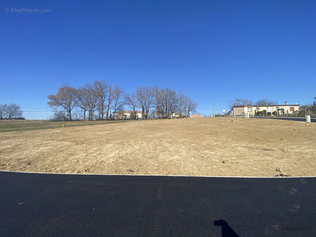 Terrain à SAINT-CLAR-DE-RIVIERE